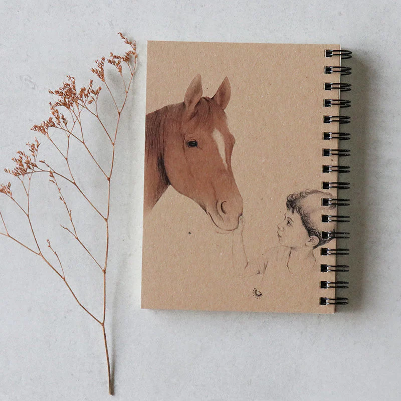 סקצ'בוק עם ציור של ילד מלטף סוס