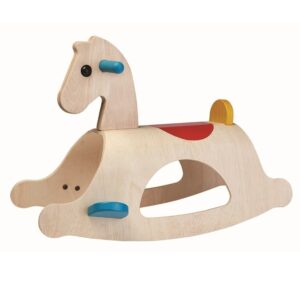 סוס עץ בצבע עץ טבעי עם ידיות בצבע תכלת, זנב צהוב ואוכף אדום