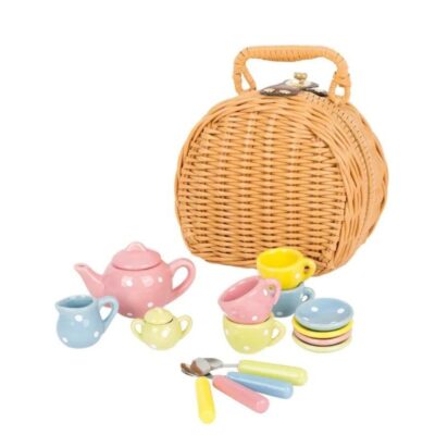 סלסלת קש עגולה עם כוסות קנקן צלוחיות וכפיות בצבעי צהוב תכלת ירוק וורוד