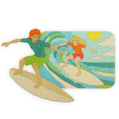 תמונת חול צבעוני של שני גולשים בים עם שמש