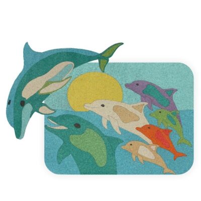 תמונת חול צבעוני של דולפינים שוחים בים