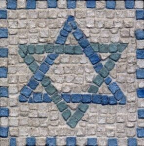 יצירת פסיפס בצורת ריבוע בגווני כחול לבן עם ציור של מגן דוד