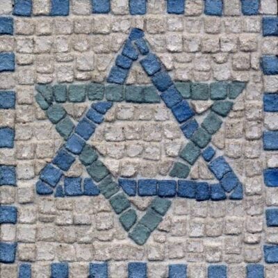 יצירת פסיפס בצורת ריבוע בגווני כחול לבן עם ציור של מגן דוד