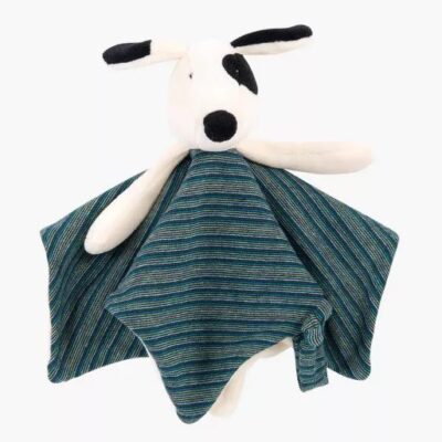 שמיכה מרובעת עם פסים בגווני כחול וטורקיז, עם בובת כלב שחור-לבן מחוברת