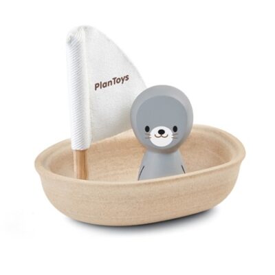 סירת עץ עם בובת כלב ים מעץ ודגל לבן עם הכיתוב plan toys