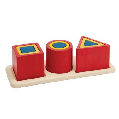 פאזל צורות - משולש ריבוע ועיגול, על משטח מלבני בצבע עץ - בצבעי אדום כחול וצהוב